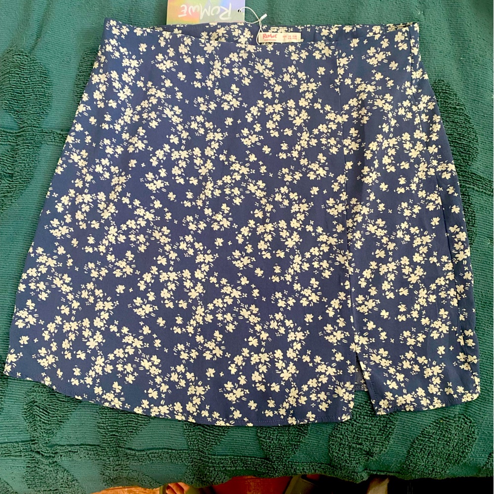 Romwe. Blue floral skirt. Size Large - US 8/10. Zipper on side. Never worn.